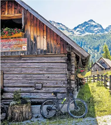  ??  ?? Hinauf, hinauf: Österreich ist für Mountainbi­ker ganz gut erschlosse­n. Hier: Rast auf der Kaibling-Runde in Haus im Ennstal.