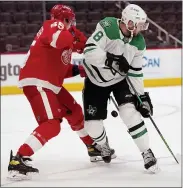  ?? CARLOS OSORIO — THE ASSOCIATED PRESS ?? Detroit Red Wings’ Danny DeKeyser, left, a De La Salle graduate, and Dallas Stars’ Jason Dickinson try controllin­g the puck during the Red Wings’ 3-0loss on Saturday.