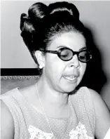  ?? OGM ?? Josefina Portes de Valenzuela, autoridad civil de (San Juan) a quien observamos en foto el 18 de agosto de 1970 con un peinado muy a la moda en su tiempo y unos anteojos mientras leía un comunicado.