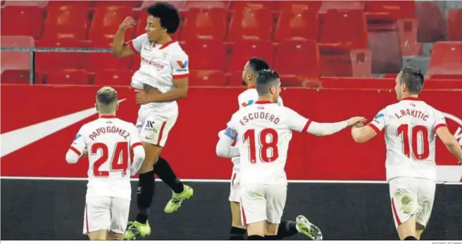  ?? ANTONIO PIZARRO ?? Koundé celebra junto a sus compañeros el 1-0 anotado en la primera parte del encuentro ante el Barcelona en el Ramón Sánchez-Pizjuán.