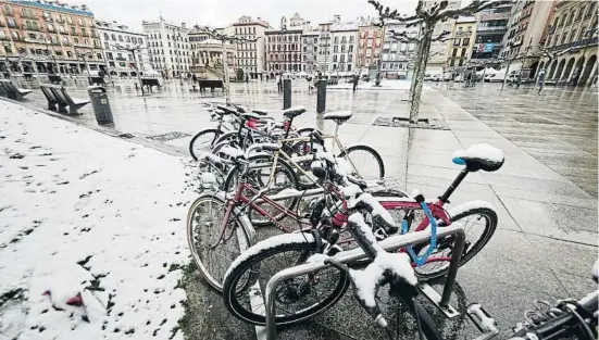  ?? PED
O PUENTE  O O    E E ?? Plaça del Castillo, a Pamplona, on divendres a la matinada la borrasca Ciril va portar abundants precipitac­ions de neu