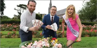  ??  ?? Rose of Tralee Elysha Brennan launches the new Tralee Chamber Alliance Discount Voucher Booklet with TCA President John Drummey (centre) and Mike Moriarty of Il Forno Pizzeria.