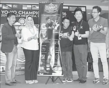  ??  ?? Sharifah Hasidah (second left), Ryan (third right) and others pose for a group photo at the opening of the Malaysia Yo-Yo Championsh­ip 2016 in Kuching.