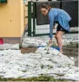  ?? Foto: Armin Weigel, dpa ?? In Wang (Kreis Freising) sammelte sich der Hagel wie Schnee auf den Wegen und Straßen.