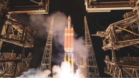  ?? Reuters ?? The United Launch Alliance Delta IV Heavy rocket launches Nasa’s Parker Solar Probe to the sun at Cape Canaveral in Florida, yesterday. Thousands of spectators jammed the launch site in the middle of the night, to watch the take-off.