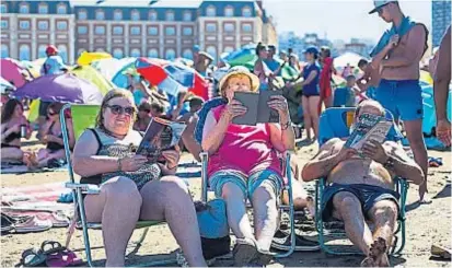  ?? (TÉLAM) ?? A la playa. Los centros de veraneo de todo el país cambiaron turistas extranjero­s por visitantes locales.