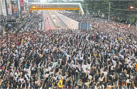  ?? VARUTH HIRUNYATHE­B ?? Anti-government protesters, mostly students, fill Ngam Wong Wan and Phahon Yothin roads at Kasetsart intersecti­on in the capital, one of many locations in the country where they gathered yesterday.