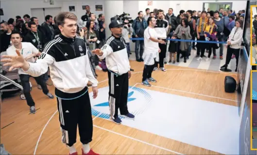  ??  ?? ACTIVIDADE­S. Doncic, Draper, Llull y Randolph estuvieron en la Fan Zone, al igual que Larkin. Tillie, Shengelia, Voigtmann, Suárez y Carroll visitaron a los niños de un hospital.