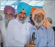  ?? PARDEEP PANDIT/HT ?? Congress candidate Hardev Sing Ladi Sherowalia campaignin­g in Jafaral village; (below) SADBJP candidate Naib Singh Kohar at a meeting in Shahkot on Sunday. Both Ladi and Naib are visiting around 15 villages every day.