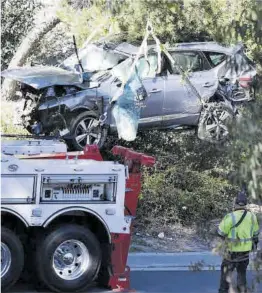  ?? DPA ?? Una grúa retira el coche de Tiger Woods del lugar del accidente.