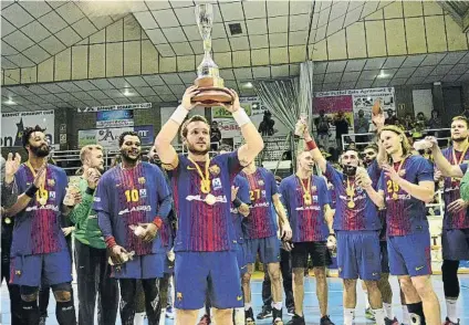  ?? FOTO: MANEL MONTILLA ?? Víctor Tomàs alza el trofeo de campeón. Mundial de clubs, Liga, Copa, Copa ASOBAL y Supercopa de España, los otros titulos