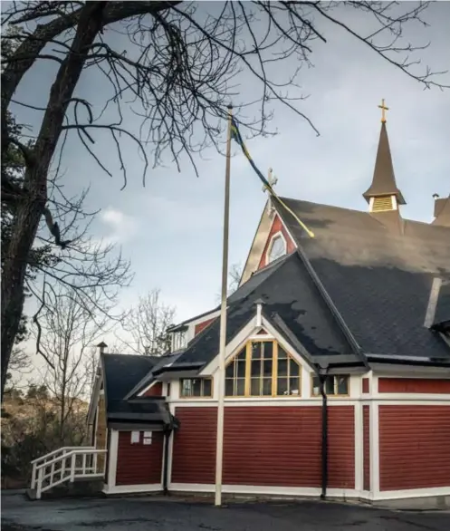  ??  ?? MOBIL.
Kyrkan S:t Sigfrids strax intill Essingeled­en kan plockas i sär och flyttas. Det hände år 1904 när kapellet togs från