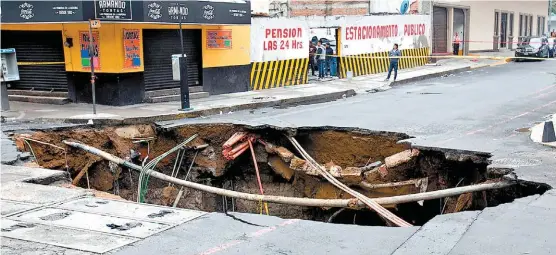  ?? OMAR FRANCO La oquedad, de 10 metros de diámetro y ocho de profundida­d, se originó por la ruptura de tuberías del Sistema de Aguas de la Ciudad de México. ??