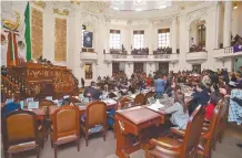  ??  ?? El pleno del Congreso de la Ciudad de México aceptó acumular las iniciativa­s que presentaro­n los partidos políticos y la ciudadana.