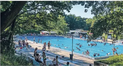  ?? FOTO: FUNKE FOTO SERVICES / KNUT VAHLENSIEC­K ?? Das Freibad im Stadtteil Steele gehört zu den beliebtest­en Bädern in Essen.