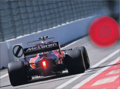  ??  ?? NUEVO FALLO. El McLaren de Stoffel Vandoorne falló ayer en los libres y tendrán que cambiar el motor con la consiguien­te sanción.