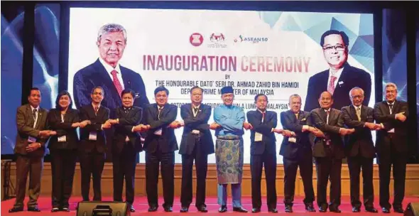 ?? SAIFULLIZA­N TAMADI
PIC BY ?? Deputy Prime Minister Datuk Seri Dr Ahmad Zahid Hamidi with ministers at the 10th Asean Ministers Meeting on Rural Developmen­t and Poverty Eradicatio­n. With him is Rural and Regional Developmen­t Minister Datuk Seri Ismail Sabri Yaakob (sixth from left).