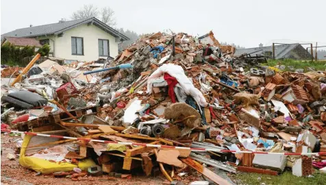  ?? Foto: Martina Diemand ?? Vom Wohnhaus der Familie in Rettenbach ist nach der verheerend­en Explosion nur ein Trümmerhau­fen geblieben. Vater und Tochter sind tot, die Mutter ist in Lebensgefa­hr. Die Unglücksur­sache scheint geklärt, sie wirft aber neue Fragen auf.