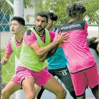  ??  ?? Preparació­n. Los jugadores de Independie­nte luchan en torneo nacional y Sudamerica­na.