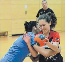  ?? FOTO: HKB ?? Die HSG Nendingen/Tuttlingen/Wurmlingen, hier Annika Kupferschm­id, musste hart kämpfen, bis der 18:17-Sieg gegen Schlusslic­ht TG Schwenning­en perfekt war.