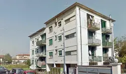  ??  ?? La palazzina Il condominio di via Pontirolo dove spesso il ricercato spacciava