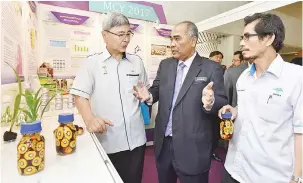  ??  ?? DATUK Seri Mah Siew Keong mendengar penerangan berkaitan bahan tamanan sawit ketika melawat pameran TOT 2017.