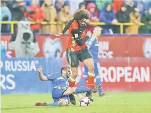  ?? — Gambar Reuters ?? CEDERA: Fellaini (jersi merah) beraksi semasa perlawanan Kelayakan Piala Dunia di antara BosniaHerz­egovina dan Belgium di Stadium Grbavica, Sarajevo pada 7 Oktober lalu.