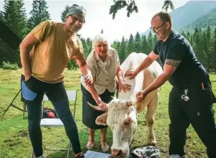  ?? ?? Režiser Igor Vrtačnik in strokovna sodelavka Dušica Kunaver med snemanjem