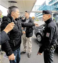  ?? Foto: Dan Materna, MAFRA ?? Vyostřená situace Proti protestům taxikářů musela na ruzyňském letišti zasahovat i policie.