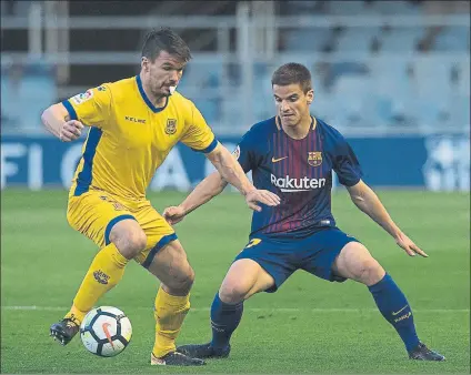  ?? FOTO: PERE PUNTÍ ?? Ruiz de Galarreta presiona a Errasti que tuvo que jugar casi todo el partido con una gasa en la boca tras un corte en el labio