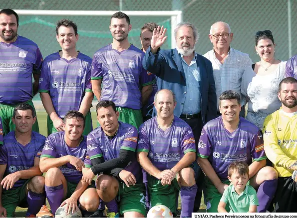  ??  ?? UNIÃO. Pacheco Pereira posou na fotografia de grupo comos jogadores e equipa técnica da Marmeleira