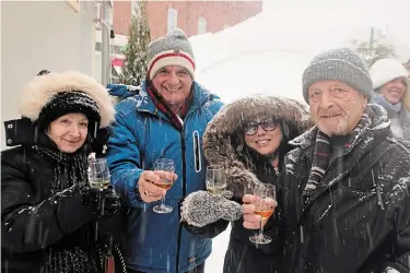  ?? ALLAN BENNER TORSTAR ?? Niagara-on-the-Lake's Old Town was transforme­d into a winter wonderland as snow fell Saturday.