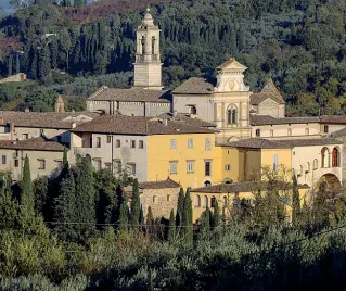  ??  ?? Pastorale Nella foto grande la visita del cardinale nei giorni scorsi al mercato di San Lorenzo, sopra la Certosa del Galluzzo