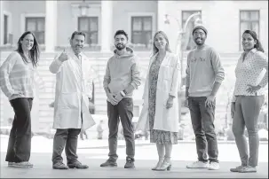  ?? ?? Four patients — Sascha Roth, Imtiaz Hussain, Avery Holmes and Nisha Varughese — pose with principal investigat­ors Drs. Luis Diaz and Andrea Cercek. (Memorial Sloan Kettering Cancer Center photo)
