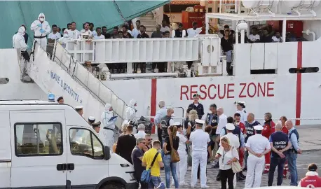  ?? LaPresse ?? Liberati Il momento dello sbarco di alcuni dei migranti trattenuti sulla nave Diciotti, a Catania
