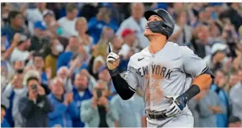  ?? FOTO: DENETTE/THE CANADIAN PRESS/AP ?? Aaron Judge von den New York Yankees feiert seinen 61. Homerun in dieser Saison.