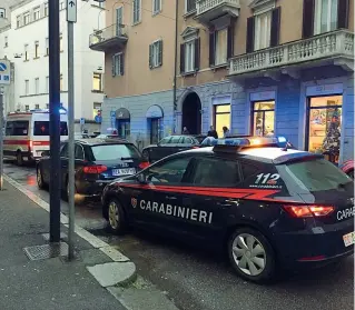  ??  ?? I soccorsi L’ambulanza e i carabinier­i subito dopo l’aggression­e avvenuta alle 8.30 in via Masone vicino alle Poste