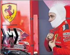  ?? ?? Leclerc se prepara en el box de Ferrari durante los test de Barcelona.
