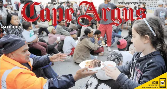  ?? PICTURE: DAVID RITCHIE/AFRICAN NEWS AGENCY (ANA) ?? DIGNITY: Nadia Sachar, 6, serves cake and hot chocolate to Leon Francis. Souper Troopers have been providing the homeless with food since 2014.