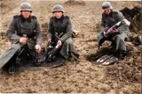  ?? ?? Artillery troops during training priming 10.5cm howitzer shells