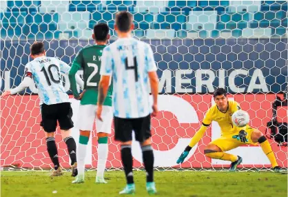  ??  ?? CERTERO. El atacante argentino Lionel Messi ejecuta con clase un lanzamient­o penal para vencer al portero Carlos Lampe, de Bolivia.