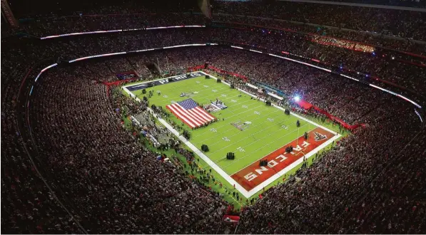  ?? Foto: Tom Pennington, afp ?? Und immer beginnt der Super Bowl vor den Augen aller Welt mit einer Art Schwur auf die Fahne: In Houston sang Country Star Luke Bryan die US Hymne – natürlich höchst andächtig.