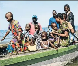  ?? JACK TAYLOR / GETTY ?? Refugiats congolesos arriben a Uganda a través del llac Albert