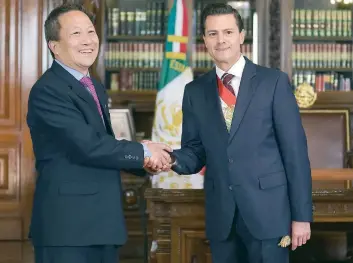  ??  ?? En junio de 2016, el embajador Kim Hyong Gil presentó sus cartas credencial­es al presidente Enrique Peña Nieto.