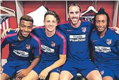  ??  ?? El uruguayo Diego Godin les dio la bienvenida a Gelson Martins, Thomas Lemar y Santiago Árias al Atlético de Madrid español.