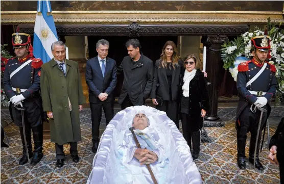  ?? Prensa senadO ?? Eduardo de la Rúa, Mauricio Macri, Antonio de la Rúa, Juliana Awada e Inés Pertiné, ayer, en el Congreso