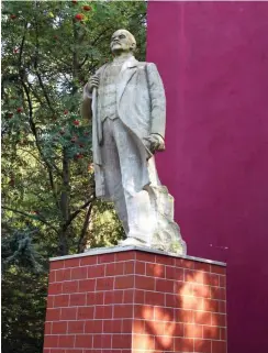  ??  ?? Einsam im Birkenwald: Das Lenin-Denkmal