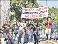  ??  ?? Seccionale­ros de Central llevaron gente arreada para dar apoyo al corrupto confeso, el diputado José María Ibáñez.