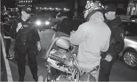  ??  ?? CHECKPOINT
Members of Baguio City Police Special Weapon and Tactics team put up a checkpoint in major roads to preempt any occurrence­s and counter possible entry of illegal drugs into the Summer Capital of the Philippine­s. The team led by Senior Insp....
