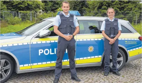  ?? FOTO: WOLFGANG STEINHÜBEL ?? Die angehenden Polizeibea­mten Fabienne Köhler und Marcel Kammer berichten über ihre ersten Berufserfa­hrungen.